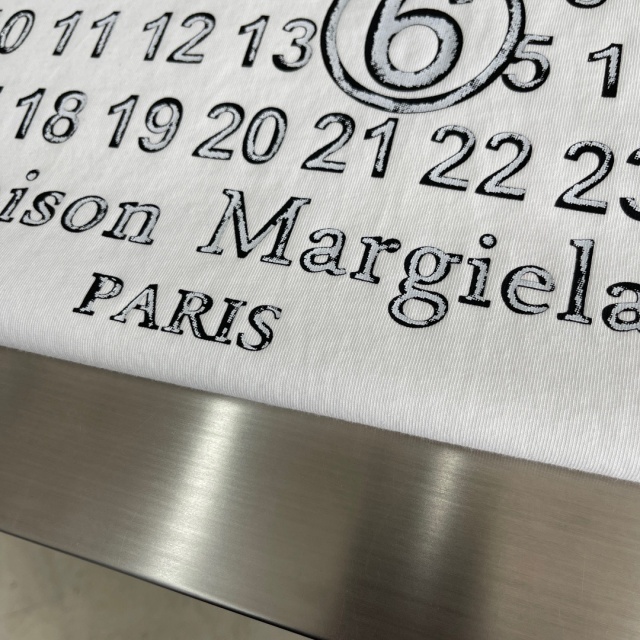 메종 마르지엘라 Maison Margiela 남성 라운드 반팔 MG138