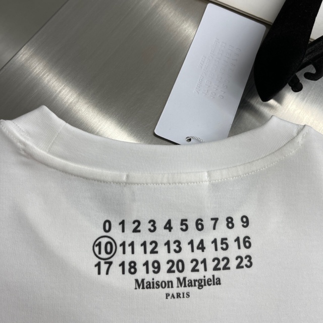 메종 마르지엘라 Maison Margiela 남성 라운드 반팔 MG150