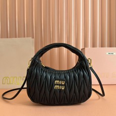 미우미우 MIUMIU 완더 마테라쎄 나파 가죽 호보 미니 백 MU073