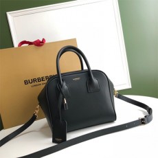 버버리 BURBERRY 레더 큐브 백 80193561 BB0495