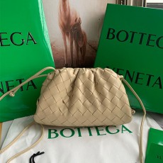 보테가 BOTTEGA VENETA 인트레치아토 만두백 BO0605