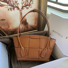 보테가 BOTTEGA VENETA 아르코33 토트백 575943 BO0682