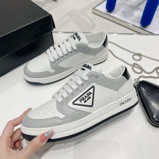 프라다 PRADA 남여공용 디스트릭트 퍼포레이트 스니커즈 PR01852