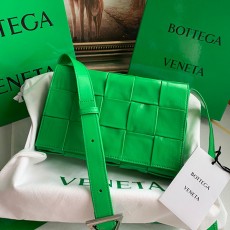 보테가 BOTTEGA VENETA 인트레치아토 카세트백 667298 BO0805