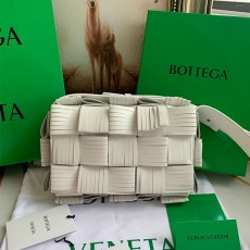 보테가 BOTTEGA VENETA 프린지 인트레치아토 카세트백 680698 BO0808