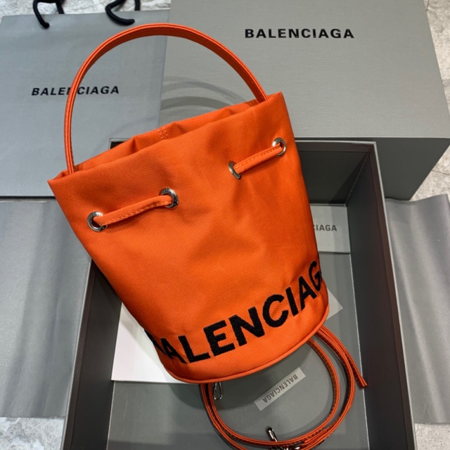 발렌시아가 Balenciaga 드로스트링 버킷백  BC0537