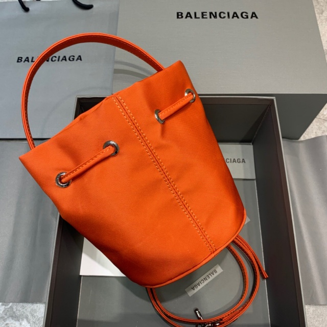 발렌시아가 Balenciaga 드로스트링 버킷백  BC0537