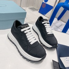 프라다 PRADA 여성 스니커즈 PR0251