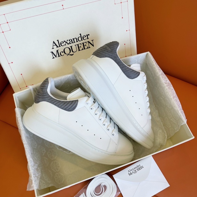 매퀸 Mcqueen 남여공용 오버솔 스니커즈 M402