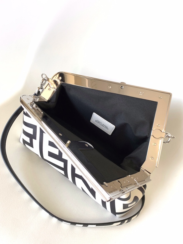 펜디 FENDI 퍼스트 스몰 백 FD08466